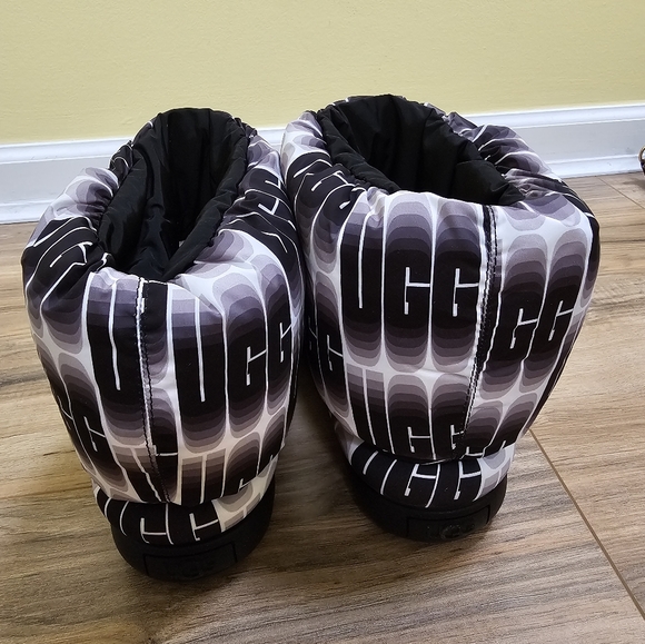 UGG Classic Maxi Wavelength Short, black/white, size US 9 - Picture 3 of 12